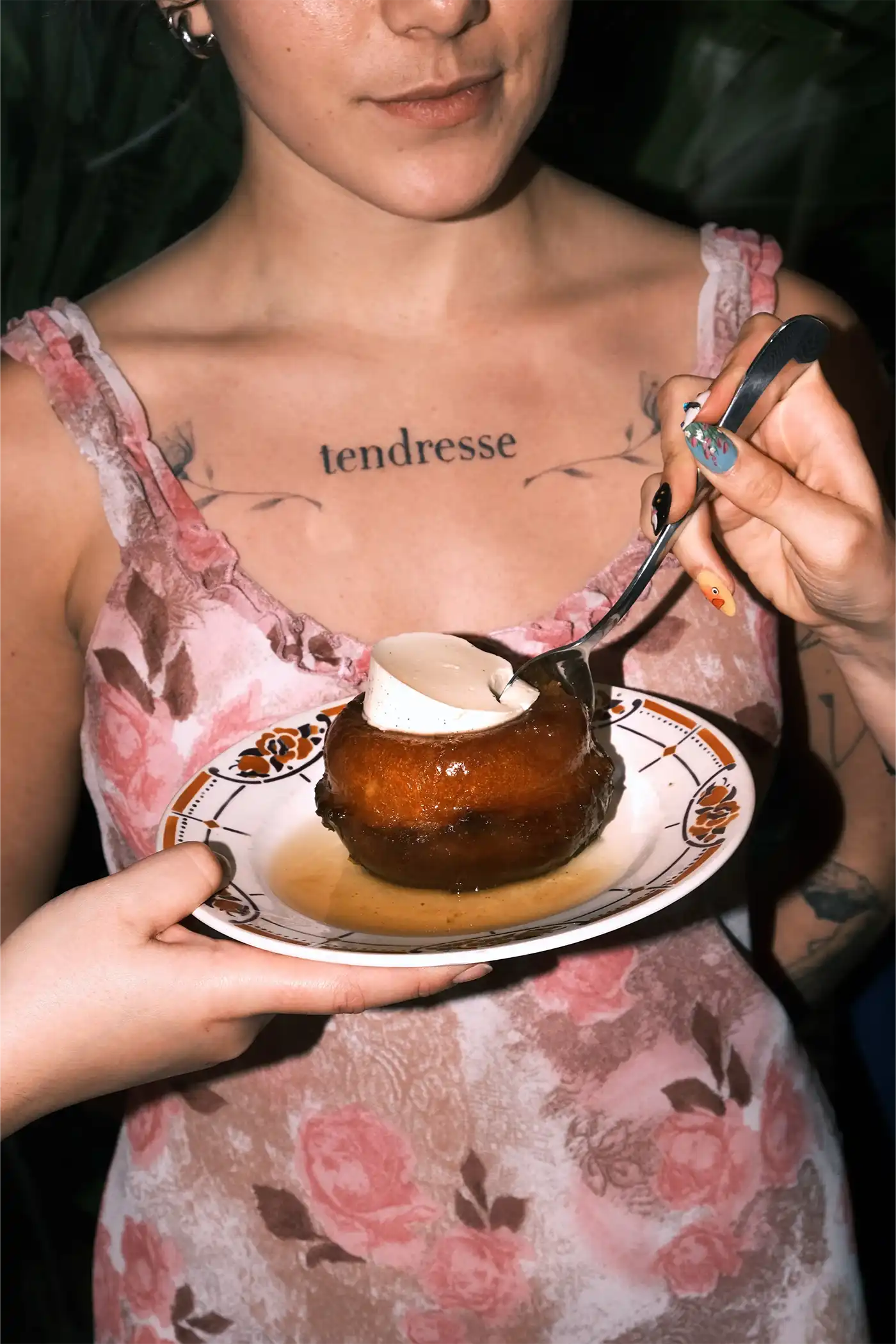 Jeune femme recevant un dessert fait maison dans un restaurant italien.