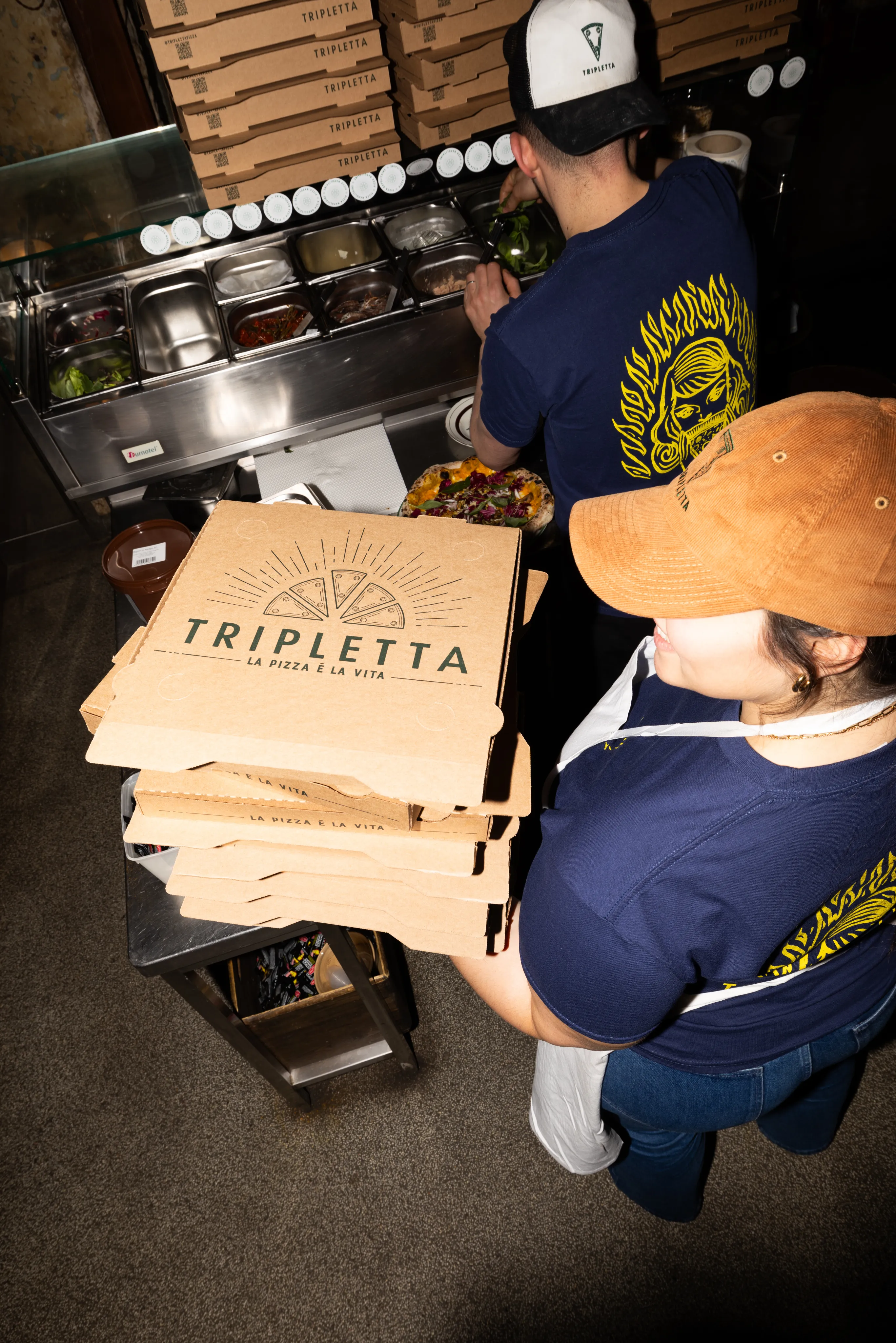 Là où tout a commencé : on plonge dans l'ambiance qui porte l'âme de RUE FORNO, l’âme du quartier, du boulevard, de Belleville. L’expérience Rue Forno la plus authentique.